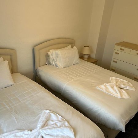 Family Home Near Cribbs Causeway And The Wave, Just 2 Minutes From Airbus And Rolls Royce Bristol Eksteriør bilde
